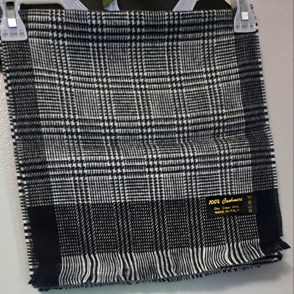 100% Cashmere Scarf Made In Italy Grey Black Plaid Pattern 51"  Frills Soft - Picture 1 of 3
